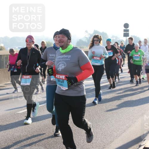 03.10.2025 - Köhlbrandbrückenlauf Lena Gebhardt http://msf.ph/oto/9046171 03.10.2025 09:28:06 Position 1 3784, 3476, 2365 meine-sportfotos.de