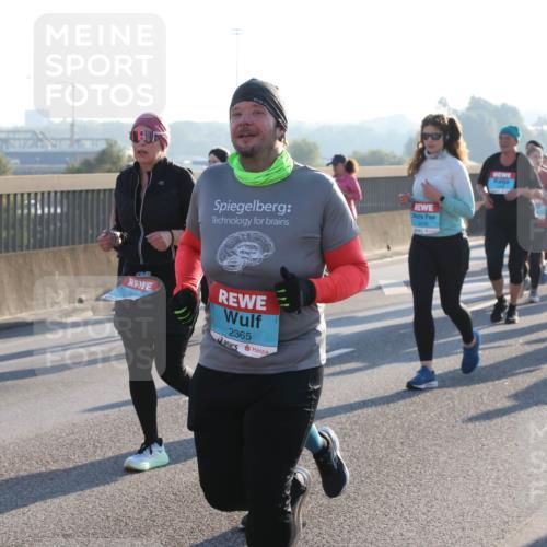 03.10.2025 - Köhlbrandbrückenlauf Lena Gebhardt http://msf.ph/oto/9046190 03.10.2025 09:28:06 Position 1 2365 meine-sportfotos.de