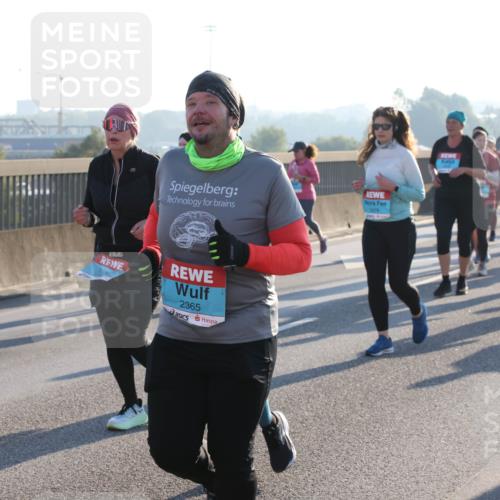 03.10.2025 - Köhlbrandbrückenlauf Lena Gebhardt http://msf.ph/oto/9046192 03.10.2025 09:28:06 Position 1 2365 meine-sportfotos.de