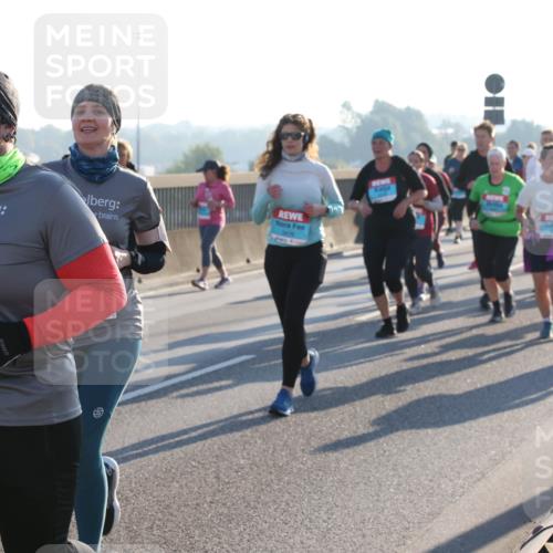 03.10.2025 - Köhlbrandbrückenlauf Lena Gebhardt http://msf.ph/oto/9046203 03.10.2025 09:28:06 Position 1 2365 meine-sportfotos.de
