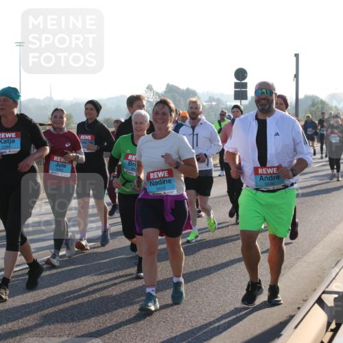 03.10.2025 - Köhlbrandbrückenlauf Lena Gebhardt http://msf.ph/oto/9046269 03.10.2025 09:28:09 Position 1 2288, 2465, 36, 3453, 3439 meine-sportfotos.de