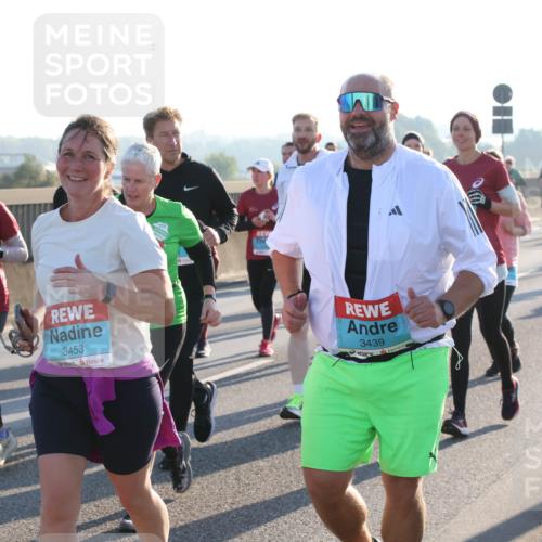 03.10.2025 - Köhlbrandbrückenlauf Lena Gebhardt http://msf.ph/oto/9046272 03.10.2025 09:28:10 Position 1 2465, 3453, 3439 meine-sportfotos.de