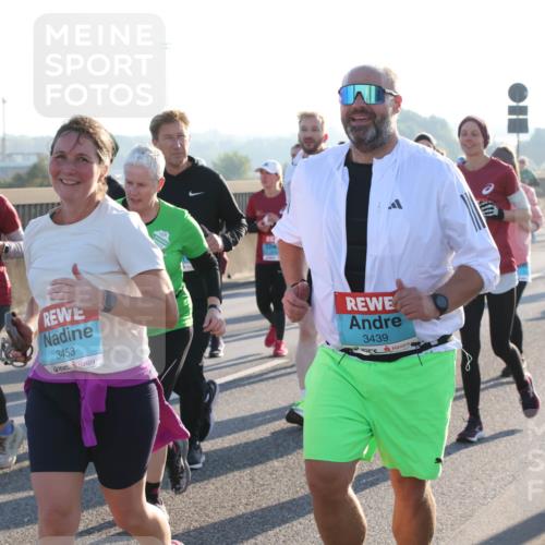 03.10.2025 - Köhlbrandbrückenlauf Lena Gebhardt http://msf.ph/oto/9046282 03.10.2025 09:28:11 Position 1 2465, 3453, 3439 meine-sportfotos.de