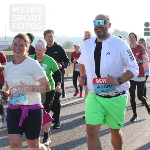 03.10.2025 - Köhlbrandbrückenlauf Lena Gebhardt http://msf.ph/oto/9046287 03.10.2025 09:28:11 Position 1 2465, 3453, 3439 meine-sportfotos.de