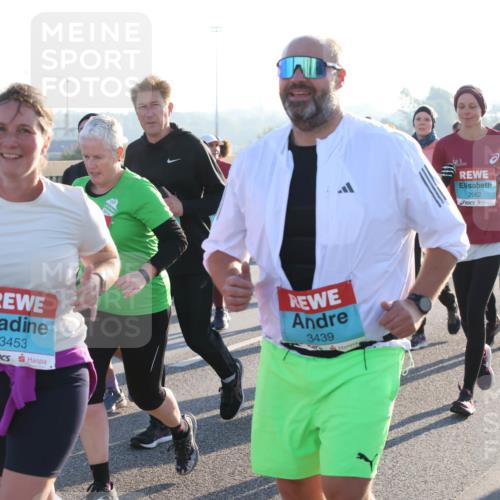 03.10.2025 - Köhlbrandbrückenlauf Lena Gebhardt http://msf.ph/oto/9046290 03.10.2025 09:28:11 Position 1 3453, 3439, 2062 meine-sportfotos.de