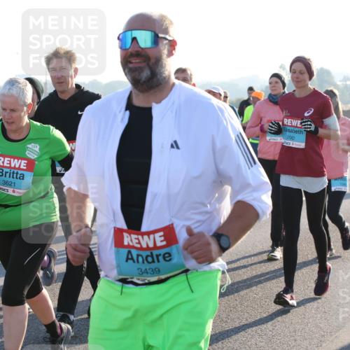 03.10.2025 - Köhlbrandbrückenlauf Lena Gebhardt http://msf.ph/oto/9046297 03.10.2025 09:28:11 Position 1 1922, 3621, 3439, 2012 meine-sportfotos.de