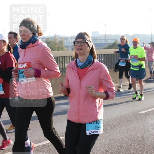 03.10.2025 - Köhlbrandbrückenlauf Lena Gebhardt http://msf.ph/oto/9046362 03.10.2025 09:28:14 Position 1 2726, 2727, 22, 1546 meine-sportfotos.de