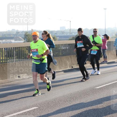 03.10.2025 - Köhlbrandbrückenlauf Lena Gebhardt http://msf.ph/oto/9046405 03.10.2025 09:28:15 Position 1 2427 meine-sportfotos.de