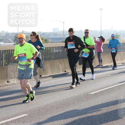 03.10.2025 - Köhlbrandbrückenlauf Lena Gebhardt http://msf.ph/oto/9046414 03.10.2025 09:28:16 Position 1 2427, 2223 meine-sportfotos.de