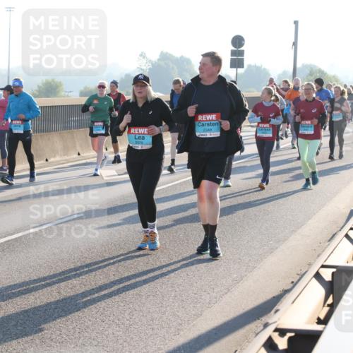 03.10.2025 - Köhlbrandbrückenlauf Lena Gebhardt http://msf.ph/oto/9046426 03.10.2025 09:28:16 Position 1 2223, 2348, 2378 meine-sportfotos.de