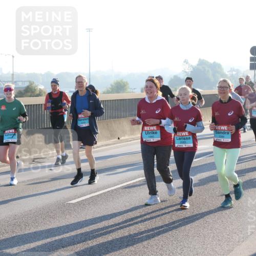 03.10.2025 - Köhlbrandbrückenlauf Lena Gebhardt http://msf.ph/oto/9046477 03.10.2025 09:28:19 Position 1 2259, 1880, 2085, 2086 meine-sportfotos.de