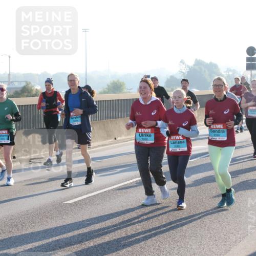 03.10.2025 - Köhlbrandbrückenlauf Lena Gebhardt http://msf.ph/oto/9046481 03.10.2025 09:28:19 Position 1 2260, 1880, 2, 2085, 2086 meine-sportfotos.de