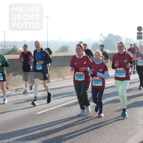 03.10.2025 - Köhlbrandbrückenlauf Lena Gebhardt http://msf.ph/oto/9046484 03.10.2025 09:28:19 Position 1 2259, 1880, 2085, 2086 meine-sportfotos.de
