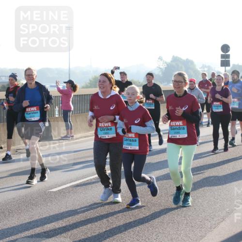 03.10.2025 - Köhlbrandbrückenlauf Lena Gebhardt http://msf.ph/oto/9046491 03.10.2025 09:28:19 Position 1 2259, 1880, 2085, 2086 meine-sportfotos.de