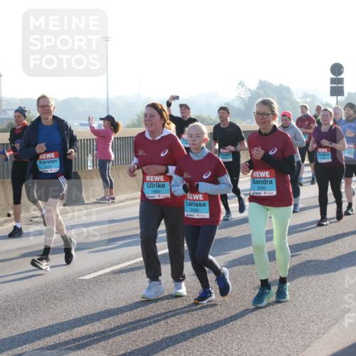 03.10.2025 - Köhlbrandbrückenlauf Lena Gebhardt http://msf.ph/oto/9046497 03.10.2025 09:28:19 Position 1 2259, 1880, 74, 2085, 2086 meine-sportfotos.de