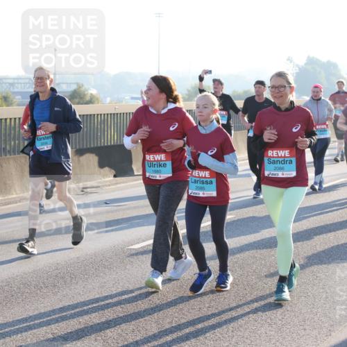 03.10.2025 - Köhlbrandbrückenlauf Lena Gebhardt http://msf.ph/oto/9046504 03.10.2025 09:28:20 Position 1 2260, 2259, 1880, 2085, 2086 meine-sportfotos.de