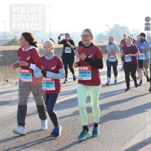 03.10.2025 - Köhlbrandbrückenlauf Lena Gebhardt http://msf.ph/oto/9046509 03.10.2025 09:28:20 Position 1 2259, 1880, 2085, 2086 meine-sportfotos.de