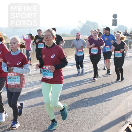03.10.2025 - Köhlbrandbrückenlauf Lena Gebhardt http://msf.ph/oto/9046512 03.10.2025 09:28:20 Position 1 1880, 2085, 2086 meine-sportfotos.de