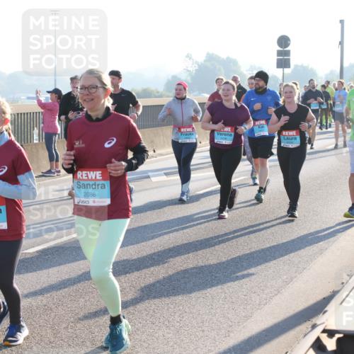 03.10.2025 - Köhlbrandbrückenlauf Lena Gebhardt http://msf.ph/oto/9046519 03.10.2025 09:28:21 Position 1 1880, 2085, 2086 meine-sportfotos.de