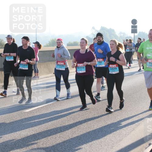 03.10.2025 - Köhlbrandbrückenlauf Lena Gebhardt http://msf.ph/oto/9046552 03.10.2025 09:28:22 Position 1 3443, 3442, 2438, 3441, 2434, 3588 meine-sportfotos.de