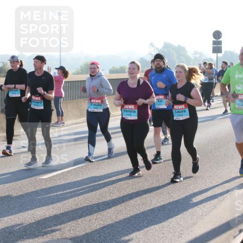 03.10.2025 - Köhlbrandbrückenlauf Lena Gebhardt http://msf.ph/oto/9046556 03.10.2025 09:28:22 Position 1 2602, 3443, 3442, 2438, 3441, 2434, 3588 meine-sportfotos.de