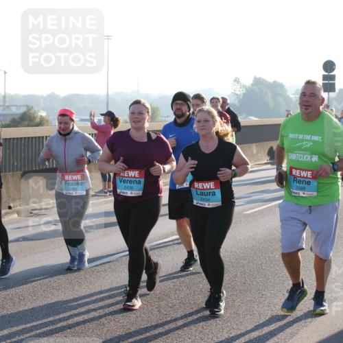 03.10.2025 - Köhlbrandbrückenlauf Lena Gebhardt http://msf.ph/oto/9046558 03.10.2025 09:28:23 Position 1 3443, 3442, 2438, 2434, 3588 meine-sportfotos.de