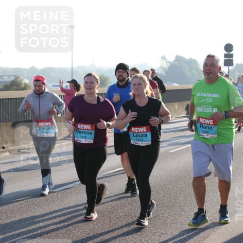 03.10.2025 - Köhlbrandbrückenlauf Lena Gebhardt http://msf.ph/oto/9046561 03.10.2025 09:28:23 Position 1 3443, 3442, 2438, 2434, 3588 meine-sportfotos.de