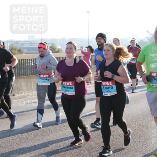03.10.2025 - Köhlbrandbrückenlauf Lena Gebhardt http://msf.ph/oto/9046568 03.10.2025 09:28:23 Position 1 3443, 3442, 2438, 2434, 3588 meine-sportfotos.de