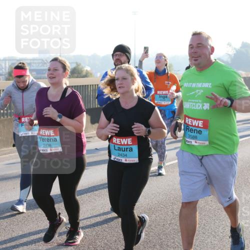 03.10.2025 - Köhlbrandbrückenlauf Lena Gebhardt http://msf.ph/oto/9046572 03.10.2025 09:28:24 Position 1 2438, 2434, 00, 2338, 3588 meine-sportfotos.de