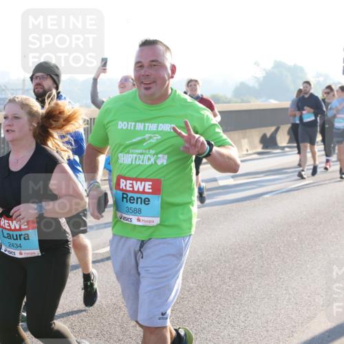 03.10.2025 - Köhlbrandbrückenlauf Lena Gebhardt http://msf.ph/oto/9046577 03.10.2025 09:28:24 Position 1 2434, 3588 meine-sportfotos.de