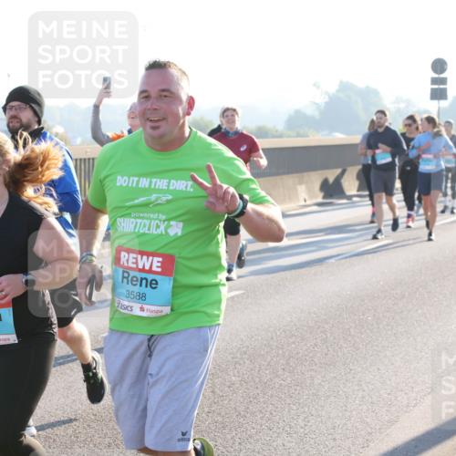 03.10.2025 - Köhlbrandbrückenlauf Lena Gebhardt http://msf.ph/oto/9046579 03.10.2025 09:28:24 Position 1 2434, 3588 meine-sportfotos.de