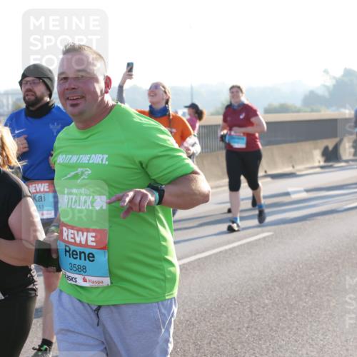 03.10.2025 - Köhlbrandbrückenlauf Lena Gebhardt http://msf.ph/oto/9046583 03.10.2025 09:28:24 Position 1 2434, 41, 3588 meine-sportfotos.de