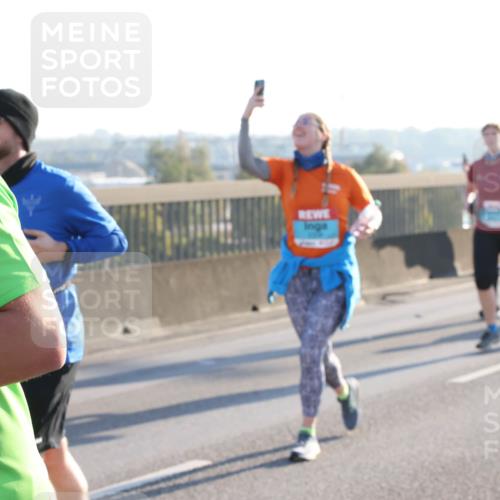 03.10.2025 - Köhlbrandbrückenlauf Lena Gebhardt http://msf.ph/oto/9046598 03.10.2025 09:28:25 Position 1  meine-sportfotos.de