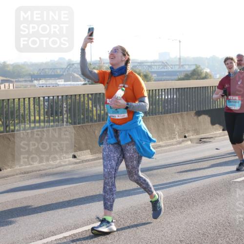 03.10.2025 - Köhlbrandbrückenlauf Lena Gebhardt http://msf.ph/oto/9046609 03.10.2025 09:28:25 Position 1 2338, 2332 meine-sportfotos.de