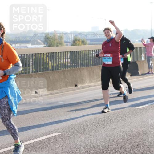 03.10.2025 - Köhlbrandbrückenlauf Lena Gebhardt http://msf.ph/oto/9046617 03.10.2025 09:28:26 Position 1 2332 meine-sportfotos.de