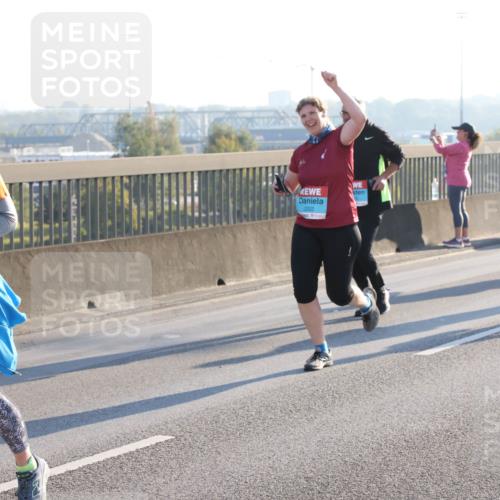 03.10.2025 - Köhlbrandbrückenlauf Lena Gebhardt http://msf.ph/oto/9046623 03.10.2025 09:28:26 Position 1 2332 meine-sportfotos.de