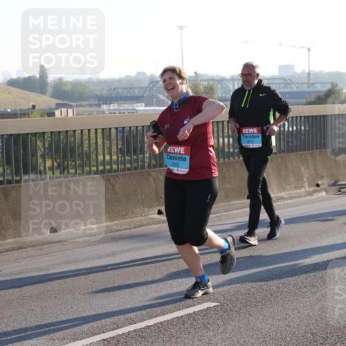 03.10.2025 - Köhlbrandbrückenlauf Lena Gebhardt http://msf.ph/oto/9046635 03.10.2025 09:28:27 Position 1 2332, 3673 meine-sportfotos.de