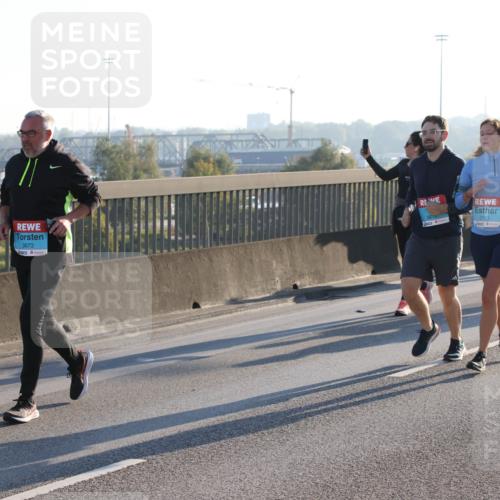 03.10.2025 - Köhlbrandbrückenlauf Lena Gebhardt http://msf.ph/oto/9046663 03.10.2025 09:28:28 Position 1 3673, 2763 meine-sportfotos.de