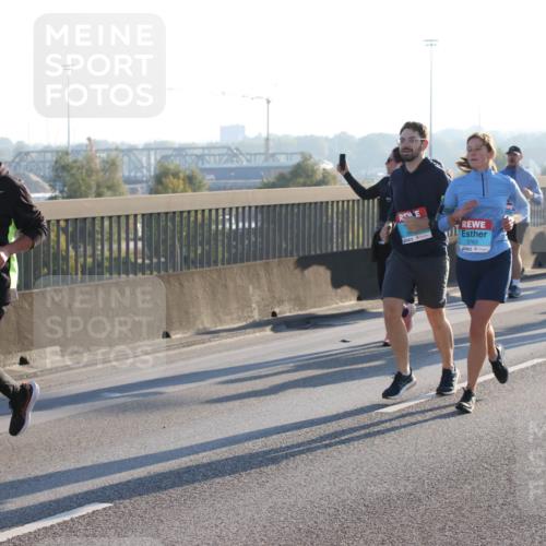 03.10.2025 - Köhlbrandbrückenlauf Lena Gebhardt http://msf.ph/oto/9046667 03.10.2025 09:28:28 Position 1 3673, 2763 meine-sportfotos.de