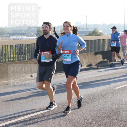 03.10.2025 - Köhlbrandbrückenlauf Lena Gebhardt http://msf.ph/oto/9046690 03.10.2025 09:28:29 Position 1 3815, 2763 meine-sportfotos.de