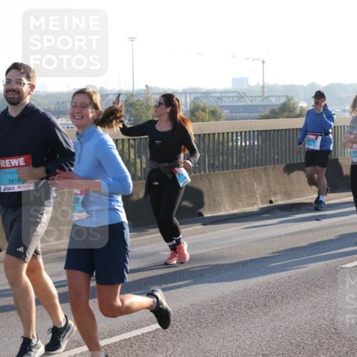 03.10.2025 - Köhlbrandbrückenlauf Lena Gebhardt http://msf.ph/oto/9046697 03.10.2025 09:28:30 Position 1 3819 meine-sportfotos.de