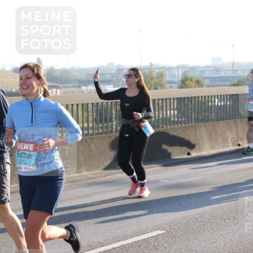 03.10.2025 - Köhlbrandbrückenlauf Lena Gebhardt http://msf.ph/oto/9046707 03.10.2025 09:28:30 Position 1 3819, 2763 meine-sportfotos.de