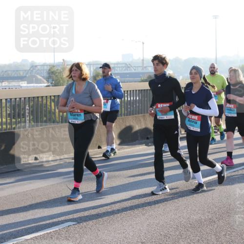 03.10.2025 - Köhlbrandbrückenlauf Lena Gebhardt http://msf.ph/oto/9046740 03.10.2025 09:28:32 Position 1 3892, 204, 2263, 2504 meine-sportfotos.de