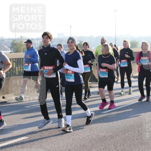 03.10.2025 - Köhlbrandbrückenlauf Lena Gebhardt http://msf.ph/oto/9046748 03.10.2025 09:28:32 Position 1 3692, 2263, 2379, 2504, 2516 meine-sportfotos.de