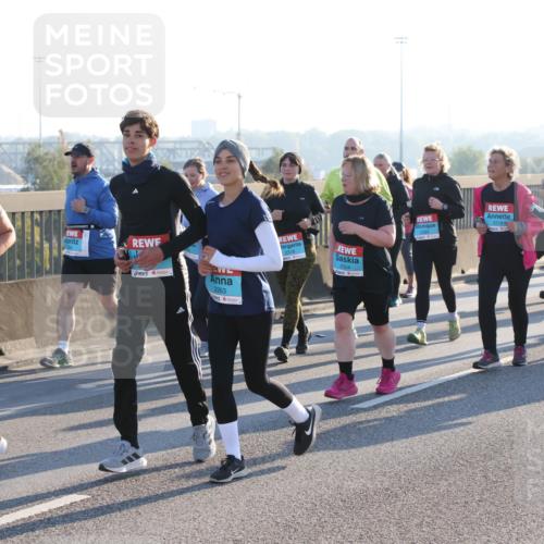 03.10.2025 - Köhlbrandbrückenlauf Lena Gebhardt http://msf.ph/oto/9046752 03.10.2025 09:28:32 Position 1 3692, 2263, 2379, 2504, 2516 meine-sportfotos.de