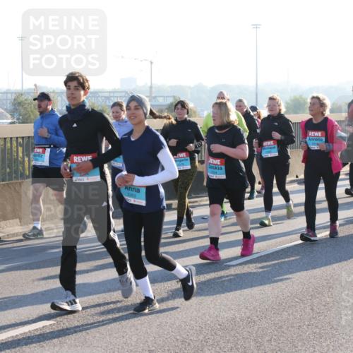 03.10.2025 - Köhlbrandbrückenlauf Lena Gebhardt http://msf.ph/oto/9046753 03.10.2025 09:28:32 Position 1 3892, 2263, 2379, 2504, 2385, 251, 2442 meine-sportfotos.de