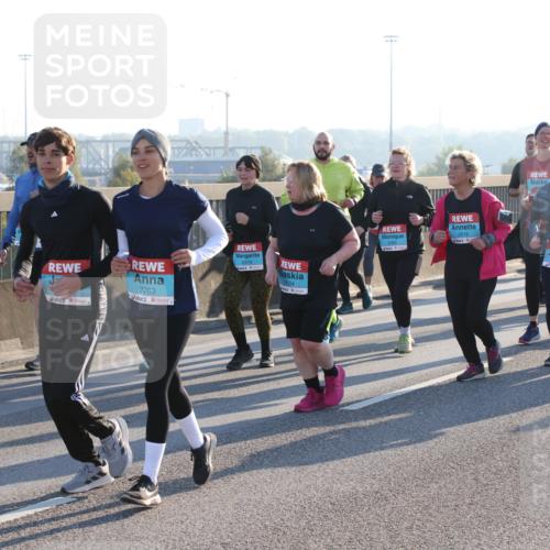 03.10.2025 - Köhlbrandbrückenlauf Lena Gebhardt http://msf.ph/oto/9046757 03.10.2025 09:28:32 Position 1 2379, 2263, 2504, 2516 meine-sportfotos.de