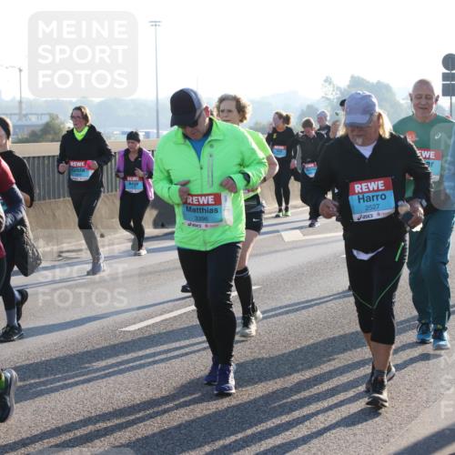03.10.2025 - Köhlbrandbrückenlauf Lena Gebhardt http://msf.ph/oto/9046799 03.10.2025 09:28:36 Position 1 3396, 2527, 3438 meine-sportfotos.de
