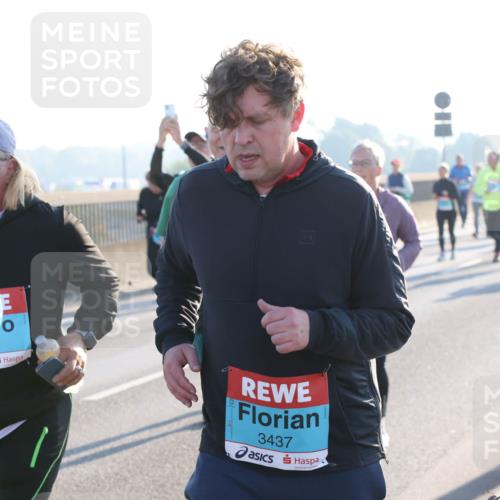 03.10.2025 - Köhlbrandbrückenlauf Lena Gebhardt http://msf.ph/oto/9046820 03.10.2025 09:28:38 Position 1 30, 3437 meine-sportfotos.de