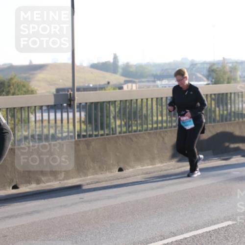 03.10.2025 - Köhlbrandbrückenlauf Lena Gebhardt http://msf.ph/oto/9046850 03.10.2025 09:28:41 Position 1  meine-sportfotos.de